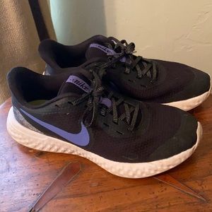 Nike black girls tennis shoes size 4.5